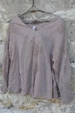 Ewa i Walla Bluse 44910 ROSMARI in taupe mit Stickereien - reiner, softer Organza
