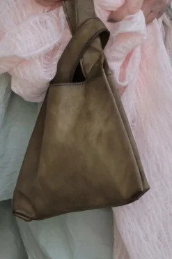 FRA.SA Minibag RIO in olivegrün im dezenten Vintagelook - butterweiches, recyceltes Leder