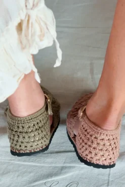 Les Ours Ballerinas/Sandalen in altrose - Häkel aus reiner Baumwolle