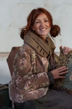 Les Ours Jacke BEGONIA im dunklen altrosa mit Flowerprint - kuscheliger Samt
