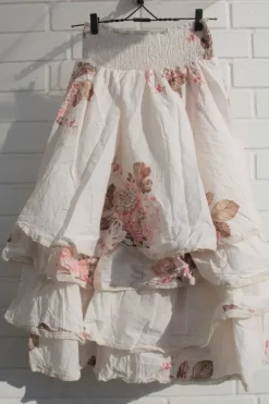 Les Ours Rock MADELEINE in weiss mit Flowerprint mit edlen Spitzenborten - softe Baumwolle