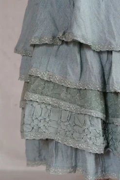 Les Ours Rock MADOU im pastelligen blau mit edlen Spitzen - Organza aus reiner Baumwolle