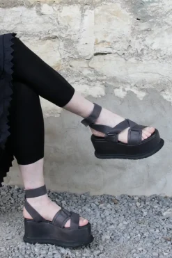 Lofina Plateau-Sandale mit Wickelschnalle in schwarz 2023 - softes Leder